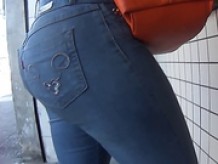 Latina de Riquisimo culo en tight jeans
