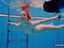 La adolescente Avenna está nadando en la piscina