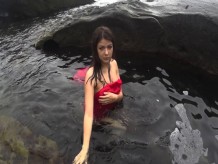 Anna Zharavina en las rocas