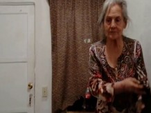 Abuela de 90 años está teniendo sexo con ella