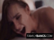 FamilyBangs.com ⭐ Encantadora chica flaca que tiene una aventura secreta con su padrastro, Brad Newman y Natalie Knight